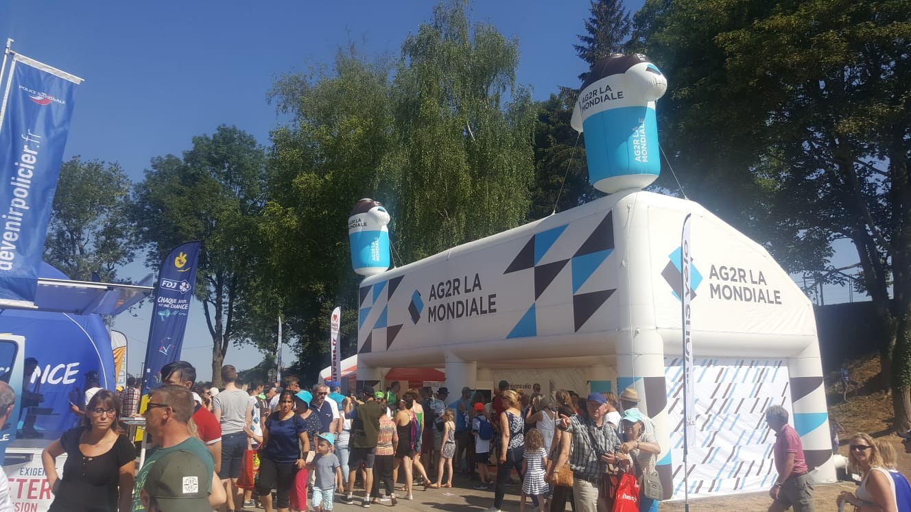 Barnum Gonflable AG2R avec forme.jpg Barnum Gonflable AG2R avec maillots gonflables